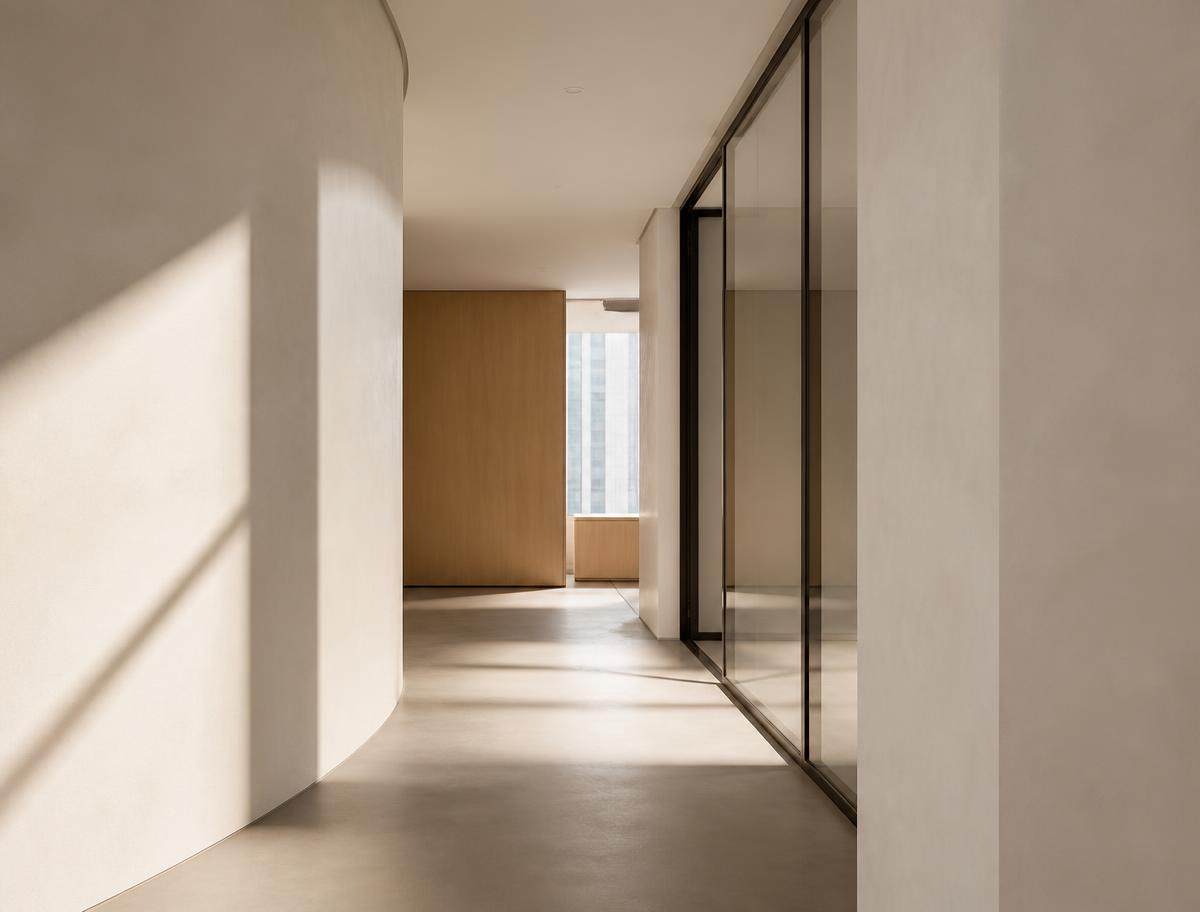 Couloir de bureau minimaliste baigné de lumière